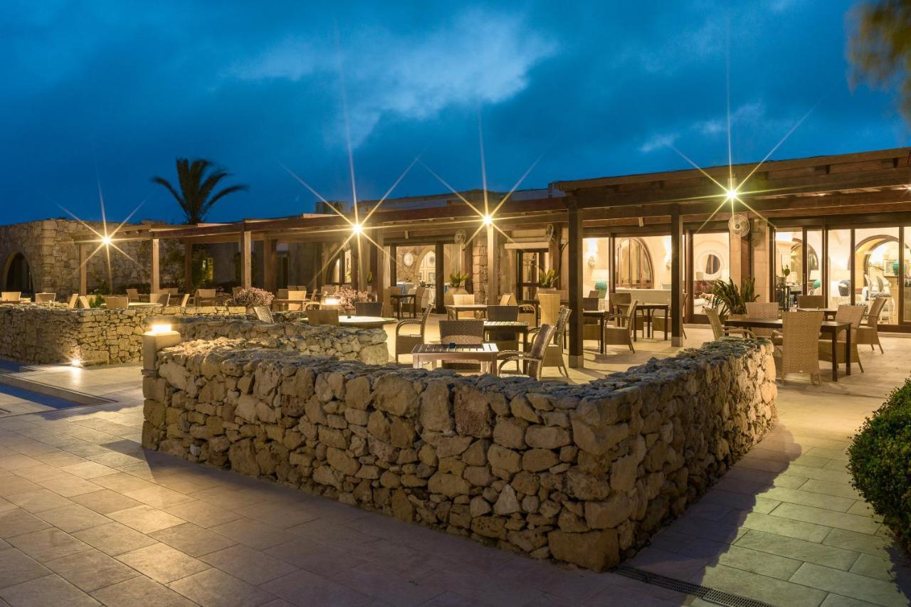 Hotel Ta' Cenc & Spa Sannat Exterior photo The restaurant at night